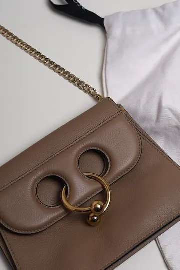 Bolsa JW Anderson Pierce Crossbody Bege
