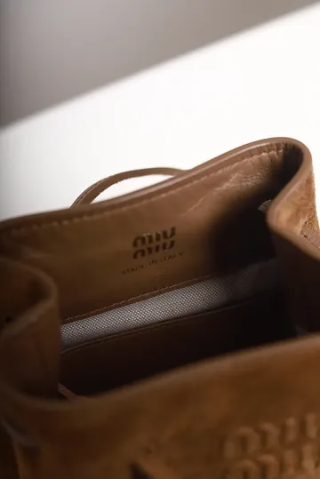 Bolsa Miu Miu Camurça Pouch Caramelo