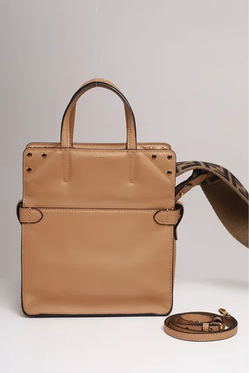 Bolsa Fendi Flip Tote Bege