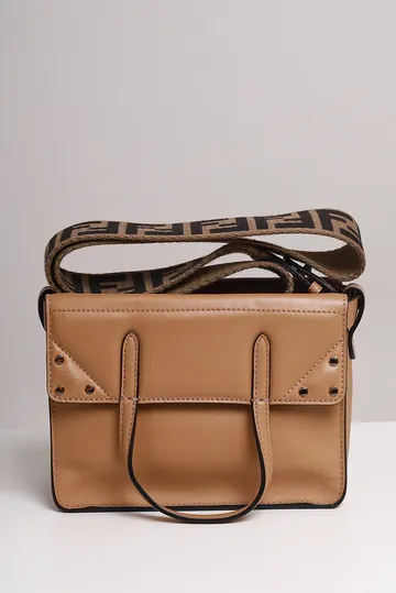 Bolsa Fendi Flip Tote Bege
