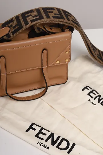 Bolsa Fendi Flip Tote Bege