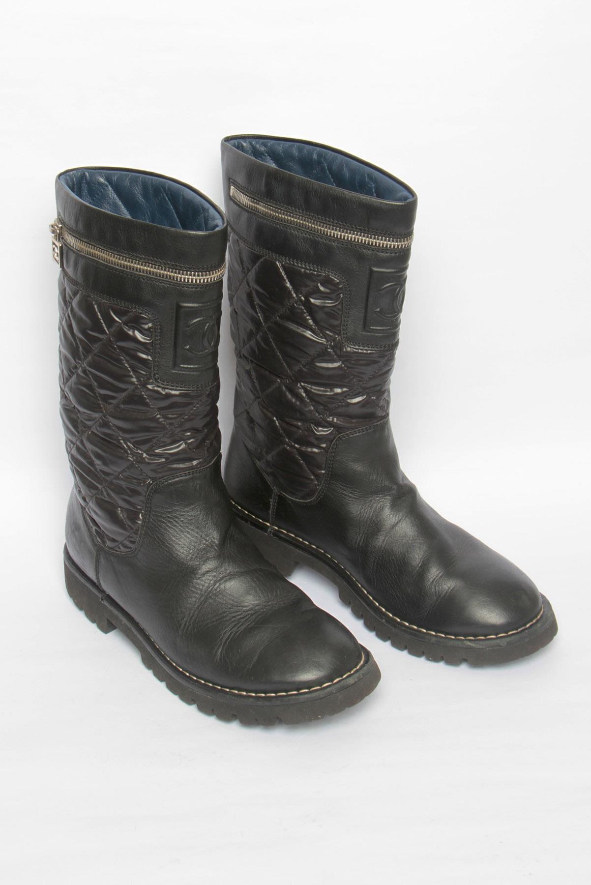 Bota Chanel Metalassê Zíper Preto