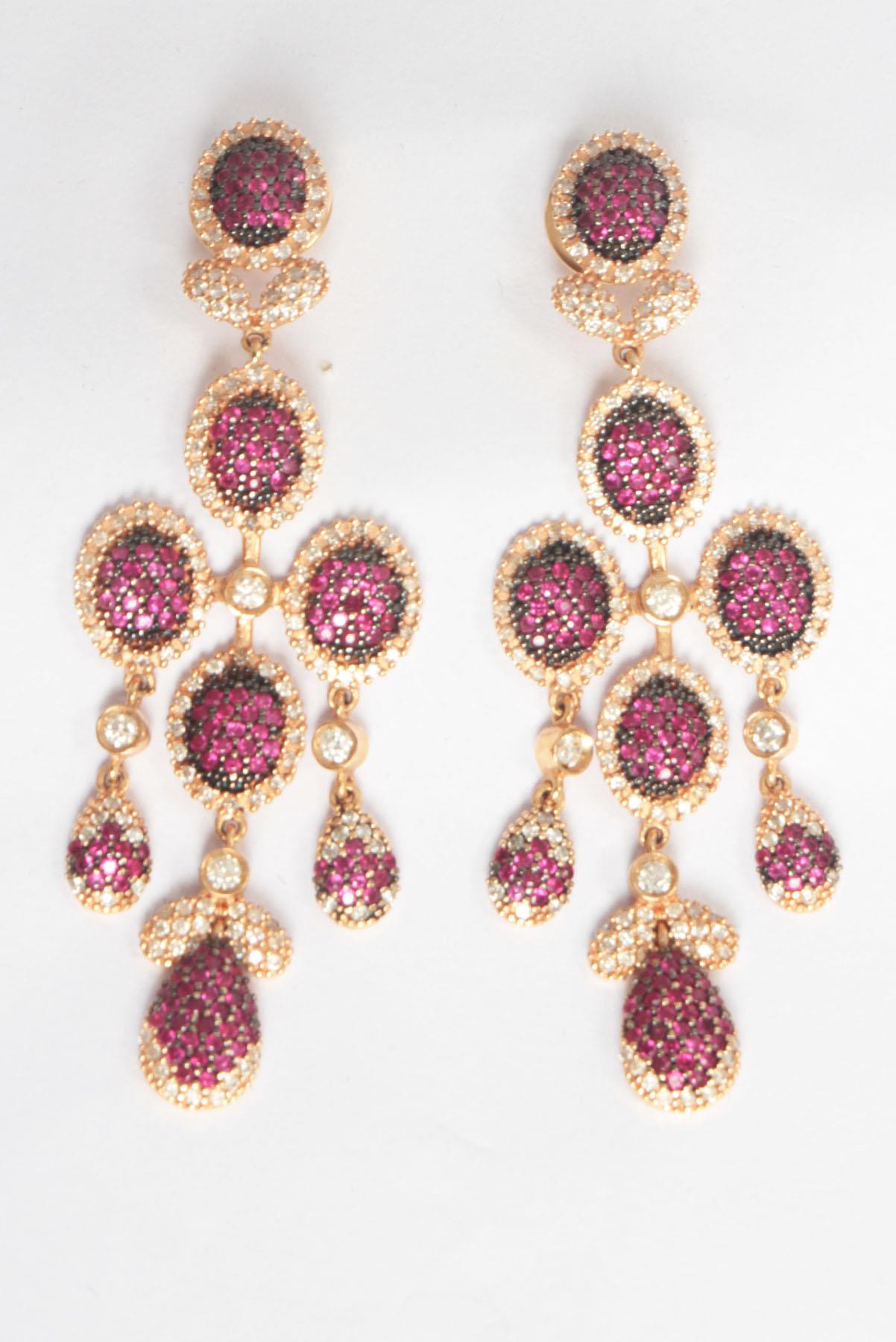 Brinco Emar Batalha Rubi e brilhantes Dourado