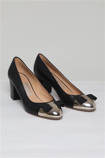 Sapato Salvatore Ferragamo Bico Metal Preto