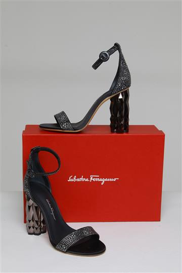 Sandália Salvatore Ferragamo Azalea Pedrarias Preto