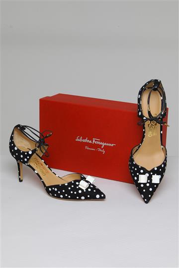 Sapato Salvatore Ferragamo Scarpin Carolyn Pois Bicolor Preto