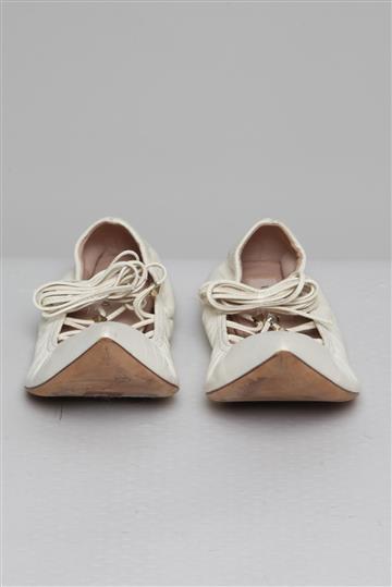 Sapatilha Valentino Bico Fino e Amarração Off-White