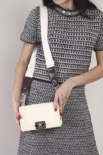 Bolsa Chanel Boy detalhes Couro Arraia Branca