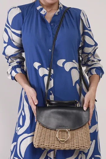 Bolsa Salvatore Ferragamo Margot Couro e Vime Bege