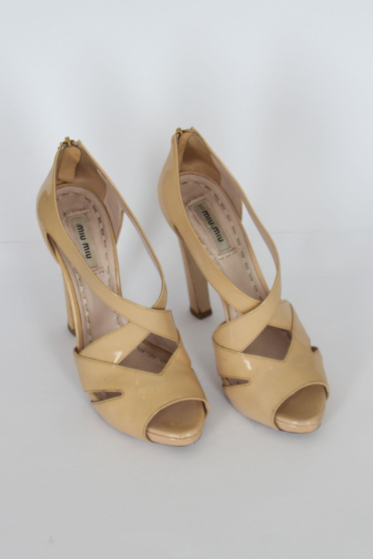 Sandália Miu Miu Verniz Bege
