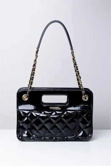 Bolsa Chanel Graphic Catch Flap Bag Verniz Preta