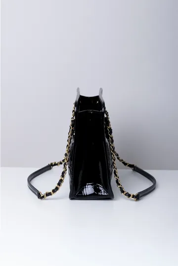 Bolsa Chanel Graphic Catch Flap Bag Verniz Preta