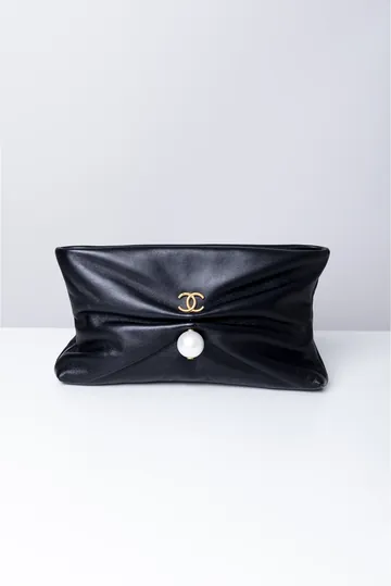 Bolsa Chanel Clutch with Chain Pearl Preta
