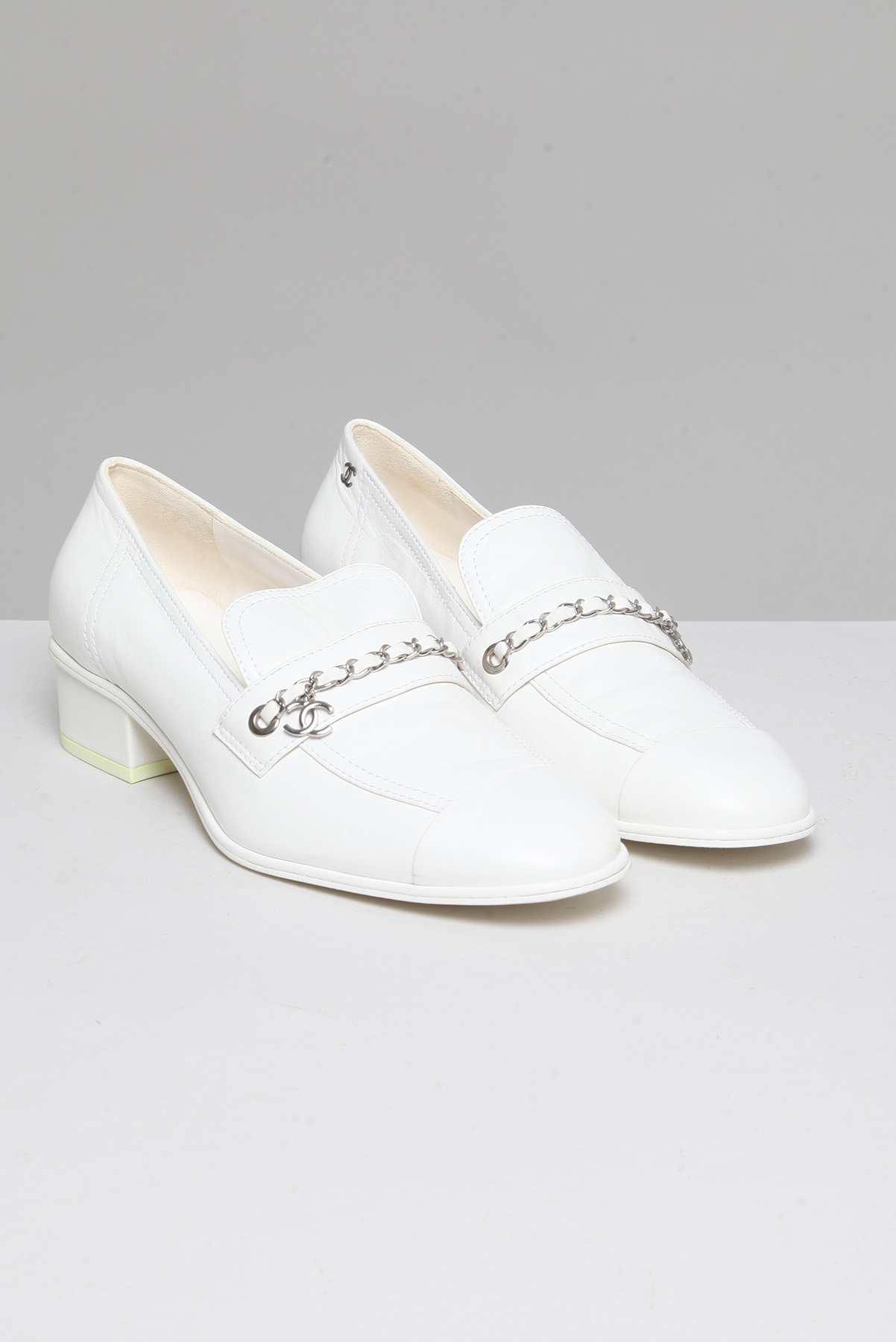 Sapato Chanel Mocassim Corrente e Logo Branca