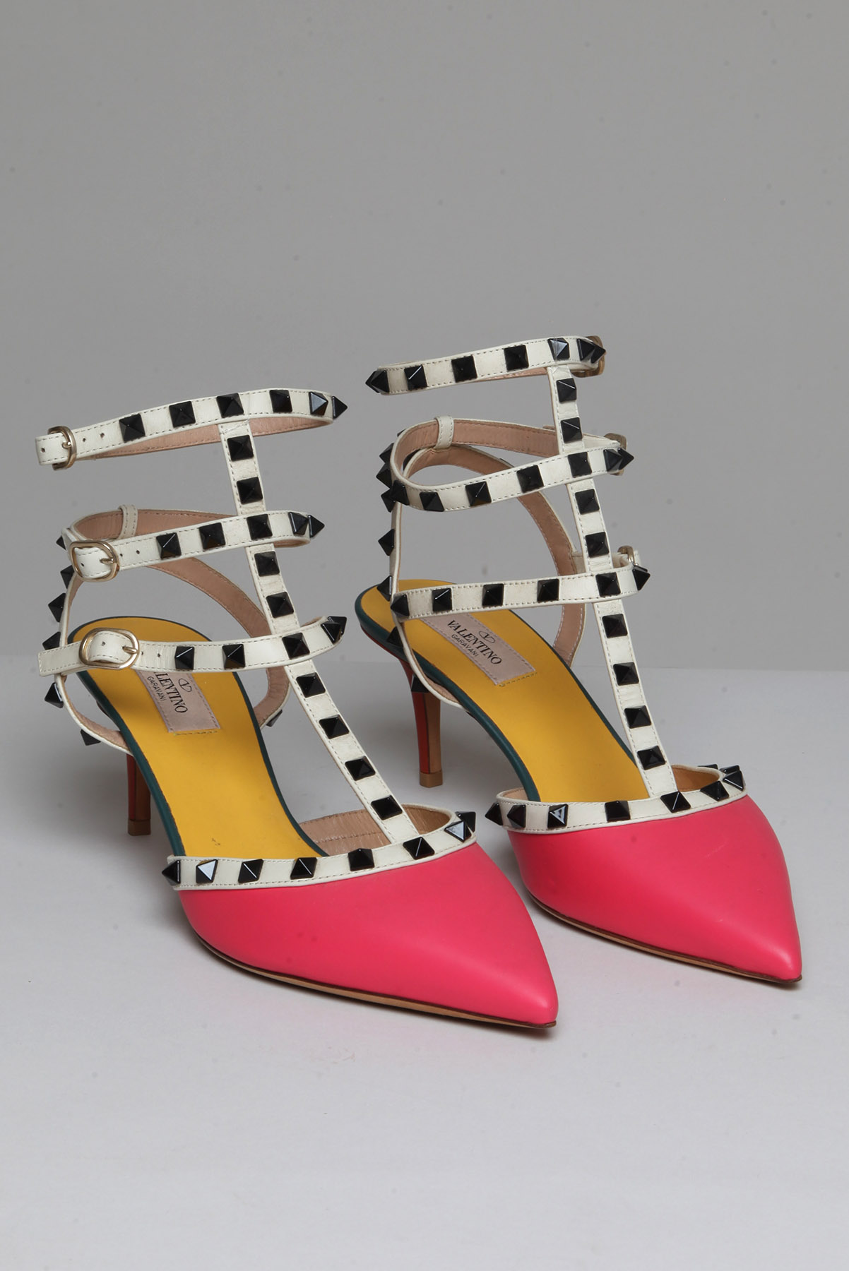 Sapato Valentino Rockstud Preto Rosa