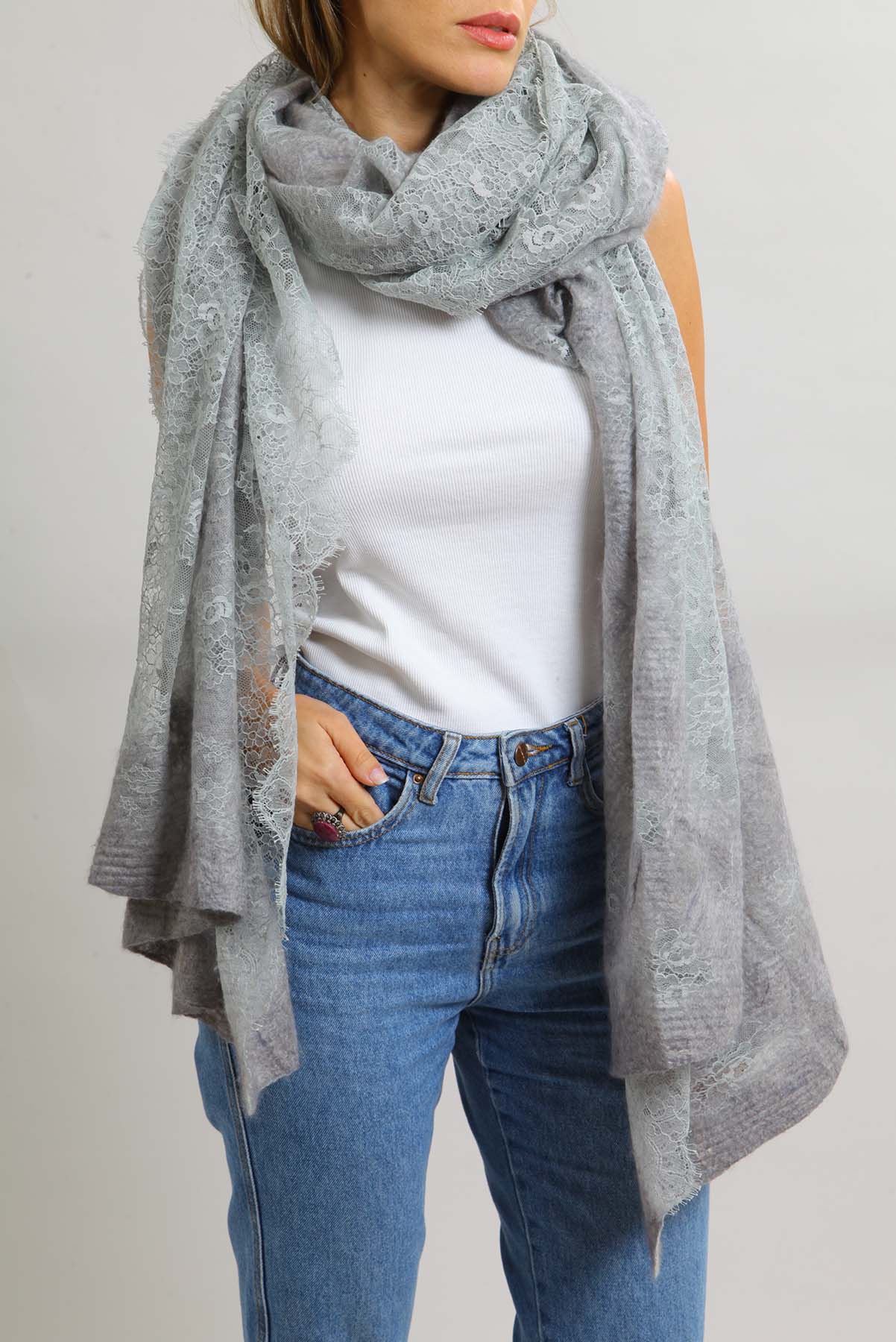 Lenço Valentino Estola Mohair e Renda Cinza
