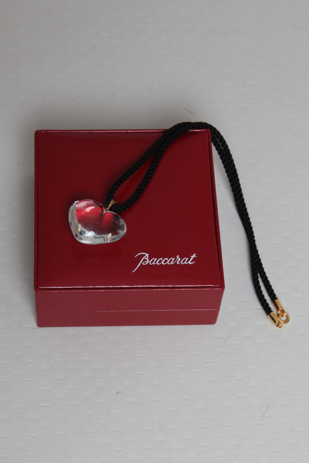 Colar Baccarat Coração e Fio Seda Preto