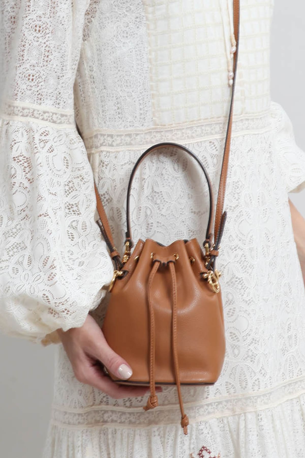 Bolsa Fendi Mini Mon Bucket Caramelo
